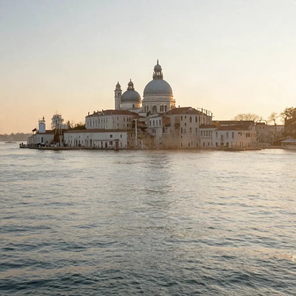 Venezia al tramonto, laguna calma e skyline alto con spazio vuoto per il testo